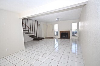 6111 Beverly Hill St in Houston, TX - Building Photo - Building Photo