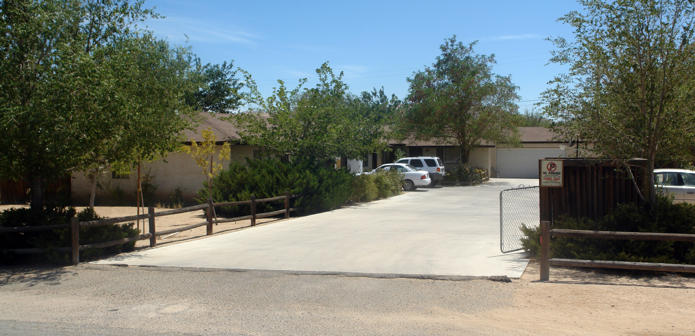 21005 Little Beaver Rd in Apple Valley, CA - Building Photo