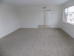 4876 Cass St in San Diego, CA - Building Photo - Building Photo