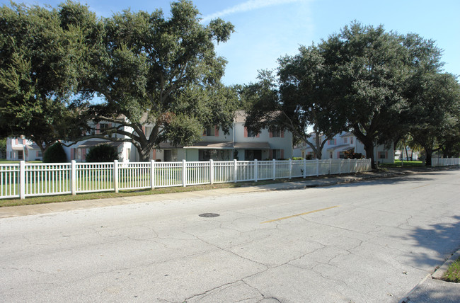 Jamestown Apartments & Townhomes in St. Petersburg, FL - Foto de edificio - Building Photo