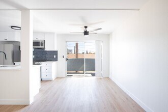 5740 Camellia Avenue - Camellia Apartments in North Hollywood, CA - Foto de edificio - Interior Photo