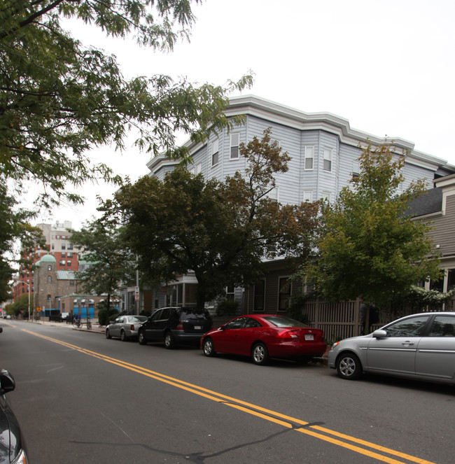 Magazine Street Apartments in Cambridge, MA - Foto de edificio - Building Photo