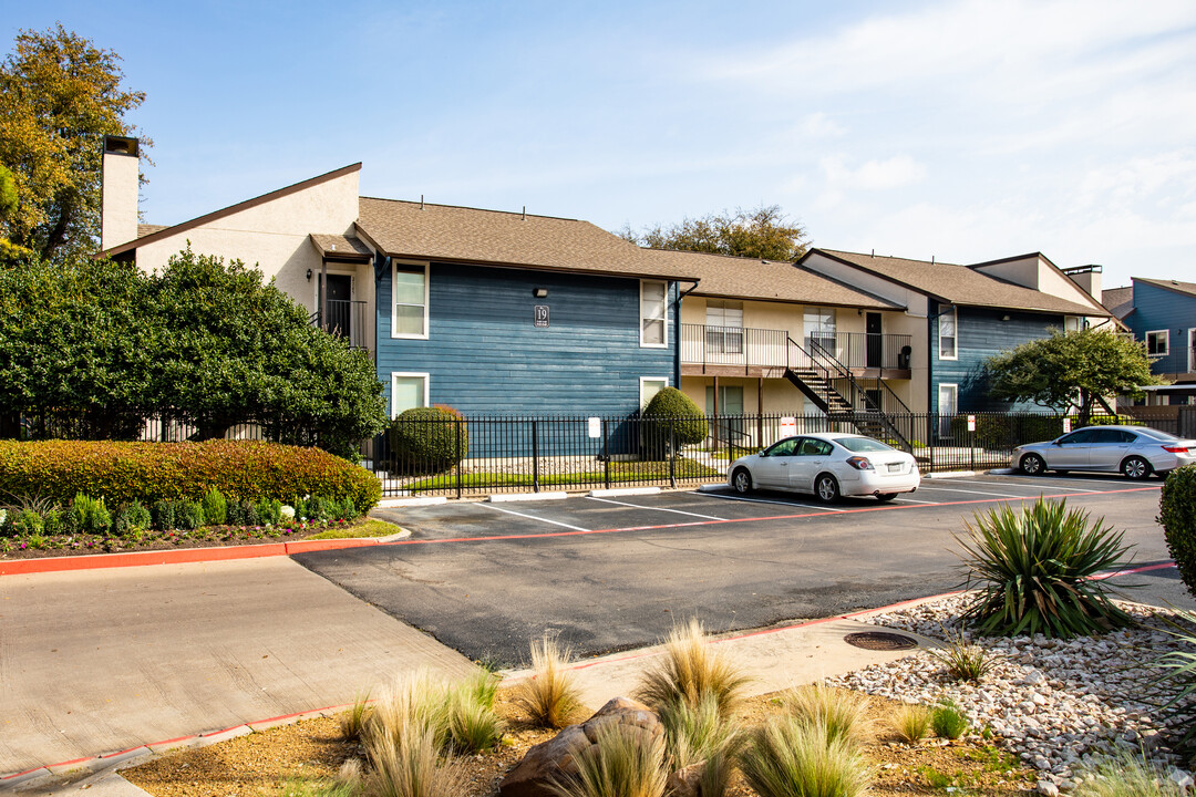 Windridge On The Parkway in Dallas, TX - Building Photo