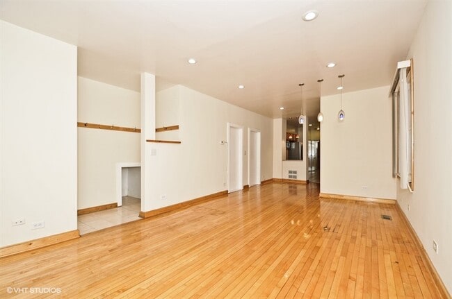 2453 N Campbell Ave in Chicago, IL - Foto de edificio - Building Photo