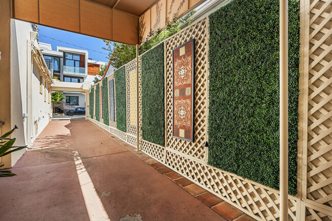 9060 Harland Ave in West Hollywood, CA - Foto de edificio - Building Photo