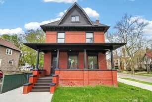 729 W 9th St in Erie, PA - Building Photo