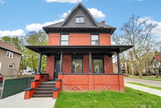 property at 729 W 9th St