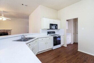 216 Stone Creek Blvd in Glenn Heights, TX - Foto de edificio - Building Photo