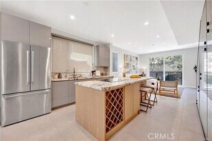 14570 1/2 Dickens St in Los Angeles, CA - Building Photo