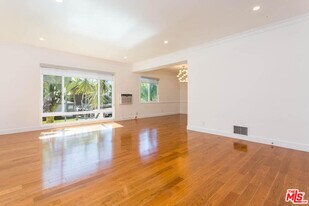 1204 N Crescent Heights Blvd in West Hollywood, CA - Building Photo