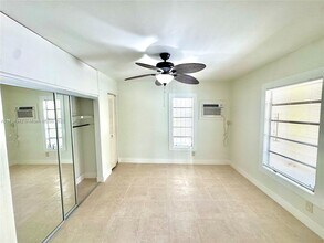 869 SW 4th St-Unit -Front in Miami, FL - Building Photo - Building Photo