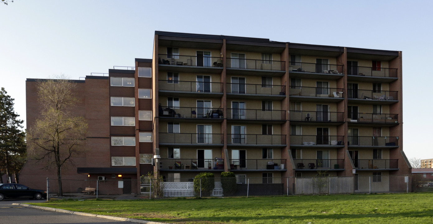 Russell Gardens in Ottawa, ON - Building Photo