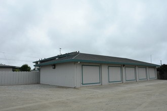 Beverly Apartments in Castroville, CA - Foto de edificio - Building Photo