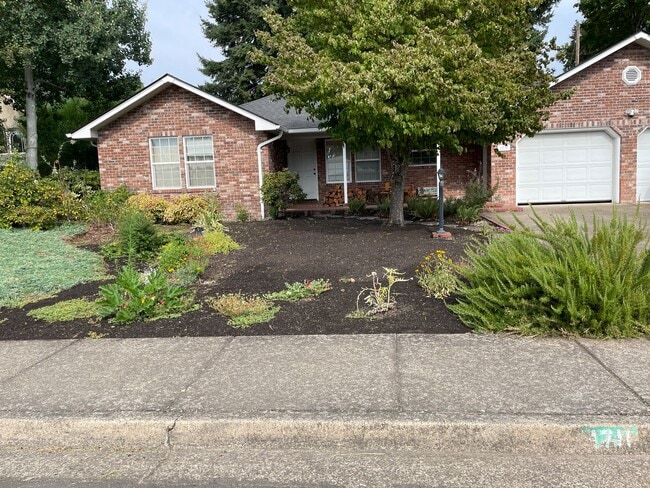 1711 Long Island Dr in Eugene, OR - Building Photo - Building Photo