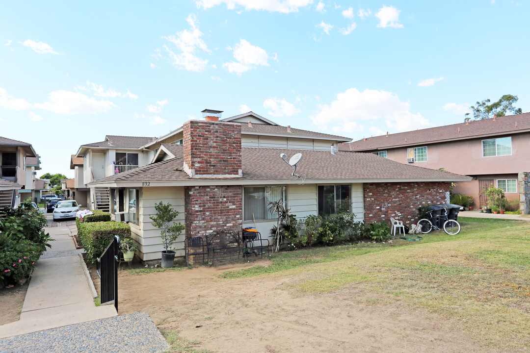 832 N Glassell St in Orange, CA - Building Photo