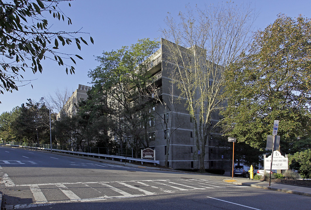 Canterbury Towers in Worcester, MA - Foto de edificio