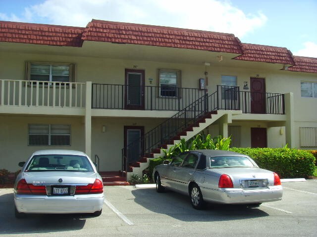 21 Abbey Ln-Unit -107 in Delray Beach, FL - Building Photo