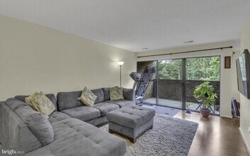 11232 Chestnut Grove Square in Reston, VA - Building Photo - Building Photo