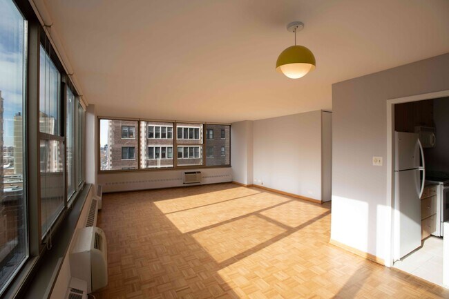 360 W Wellington Ave, Unit 10B in Chicago, IL - Building Photo - Building Photo