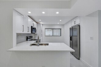 15378 Lakes of Delray Blvd, Unit TROWBRIDGE A COND in Delray Beach, FL - Building Photo - Building Photo