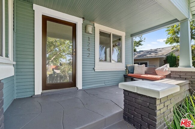 1242 N Commonwealth Ave in Los Angeles, CA - Building Photo - Building Photo