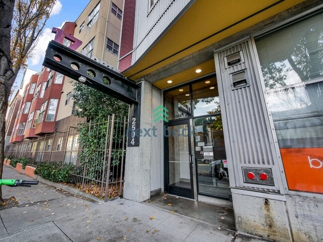 2504 Western Ave W in Seattle, WA - Building Photo - Building Photo