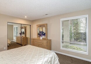 9523 NE 180th St, Unit A-104 in Bothell, WA - Foto de edificio - Building Photo