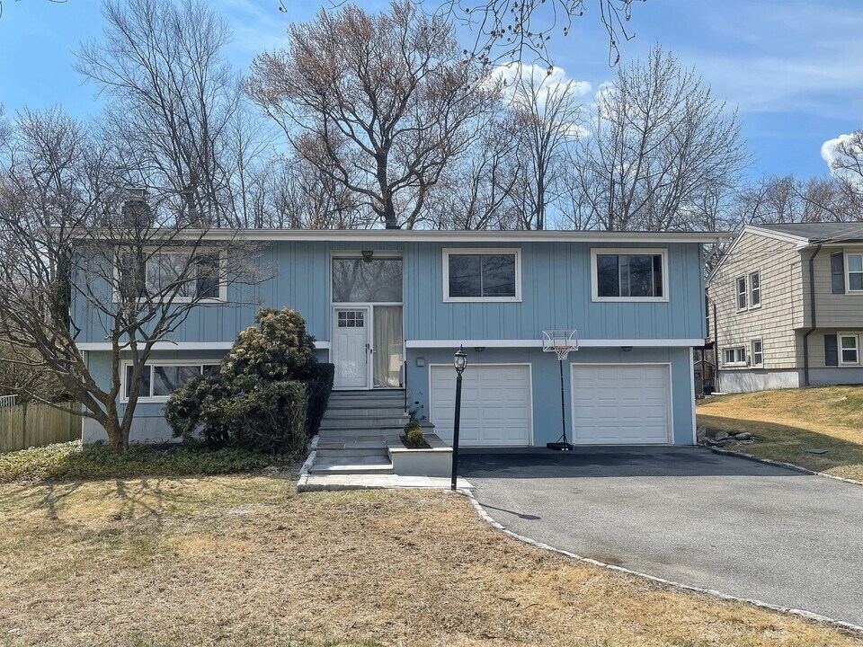 10 Surrey Dr in Greenwich, CT - Building Photo