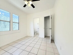 727 E 81st St in Los Angeles, CA - Foto de edificio - Building Photo