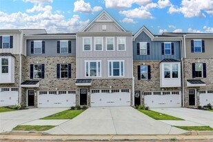 933 Woods Chapel Rd in Sugar Hill, GA - Building Photo