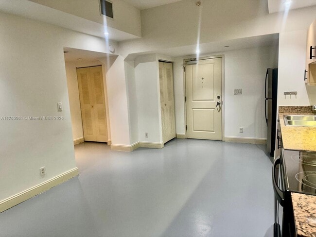111 E Flagler St, Unit 702 in Miami, FL - Building Photo - Building Photo
