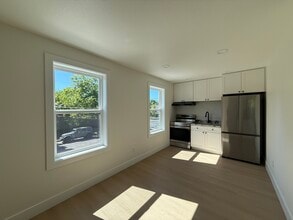2111 E Mill Plain Blvd in Vancouver, WA - Building Photo - Building Photo
