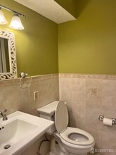 111 Lloyd Ct in East Brunswick, NJ - Building Photo - Building Photo