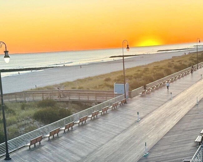 170 W Broadway in Long Beach, NY - Building Photo - Building Photo