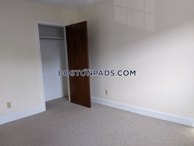 4 Brattle Dr in Arlington, MA - Building Photo - Building Photo