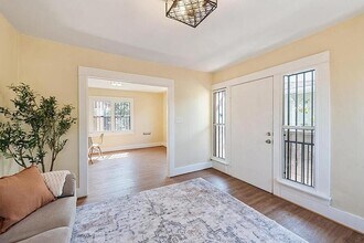 1321 E 48th St in Los Angeles, CA - Foto de edificio - Building Photo