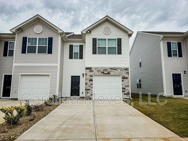 720 Embark Cir in Greer, SC - Foto de edificio