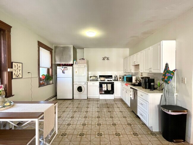 441 Hanover St, Unit 2