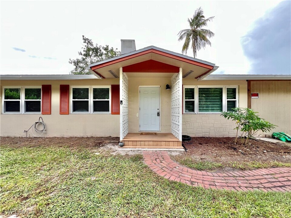3586 Croton Rd in Naples, FL - Building Photo