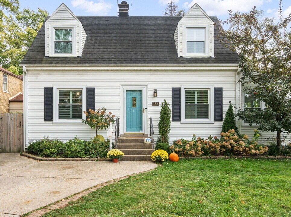 122 E Crescent Ave in Elmhurst, IL - Building Photo