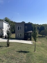 1008 Fontaine Dr in Goodlettsville, TN - Foto de edificio - Building Photo