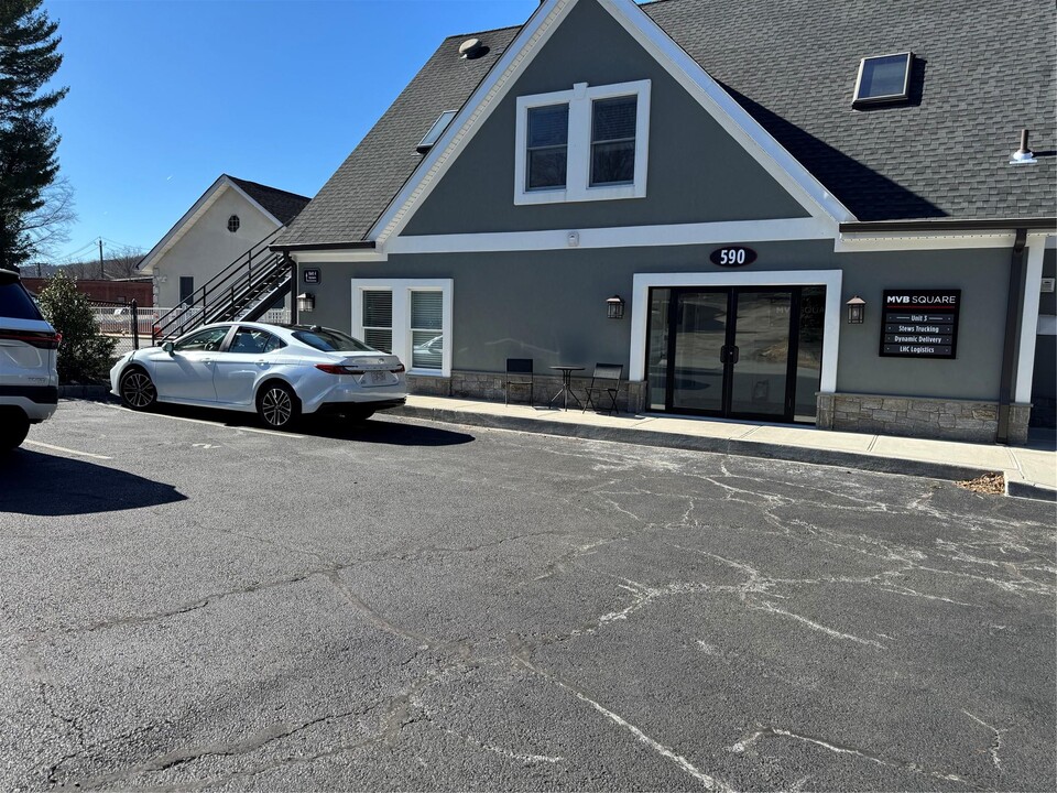 590 Commerce St in Thornwood, NY - Building Photo