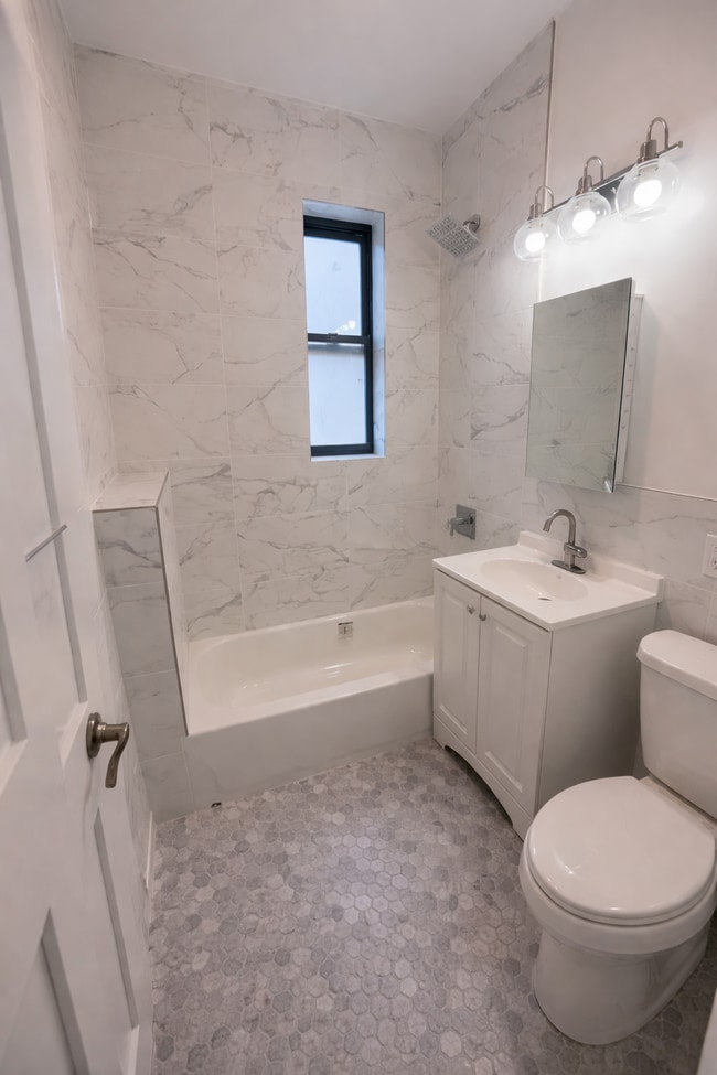 77 E 119th St, Unit East 119th in New York, NY - Foto de edificio - Building Photo