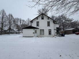 426 1st St NW in Watertown, SD - Building Photo