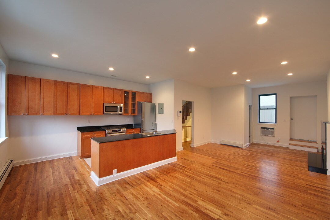 444 6th Ave in New York, NY - Building Photo