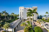 Embassy Club in Naples, FL - Foto de edificio - Building Photo