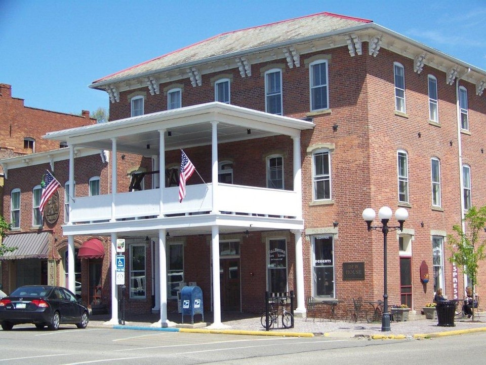 Dew House in Nelsonville, OH - Building Photo