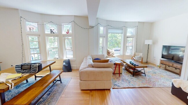 5 Davis Ave in Brookline, MA - Building Photo - Building Photo