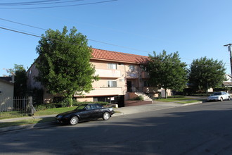 Milwood Apartments in Canoga Park, CA - Foto de edificio - Building Photo