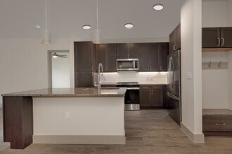 8900 Six Pines Dr in Shenandoah, TX - Building Photo - Building Photo